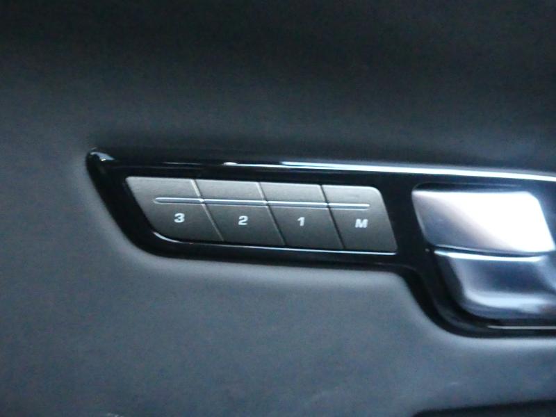 Land Rover Range Rover Evoque Photo ec5c906c-15d6-494a-9ebb-025a87bde0d4.jpg