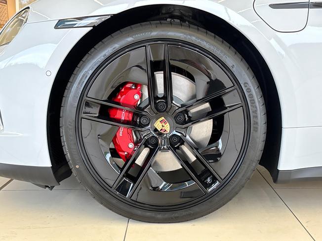 Porsche Taycan Photo 35