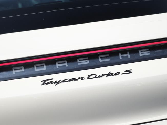 PORSCHE Taycan Photo 17