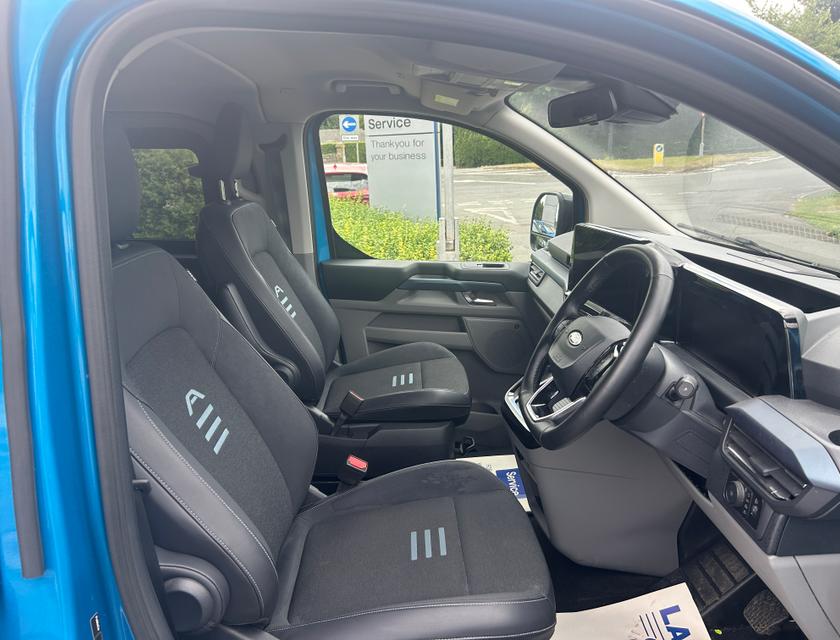 Ford Tourneo Custom Photo ed5458d9-1acc-499f-bc42-2f96e7d49333.jpg