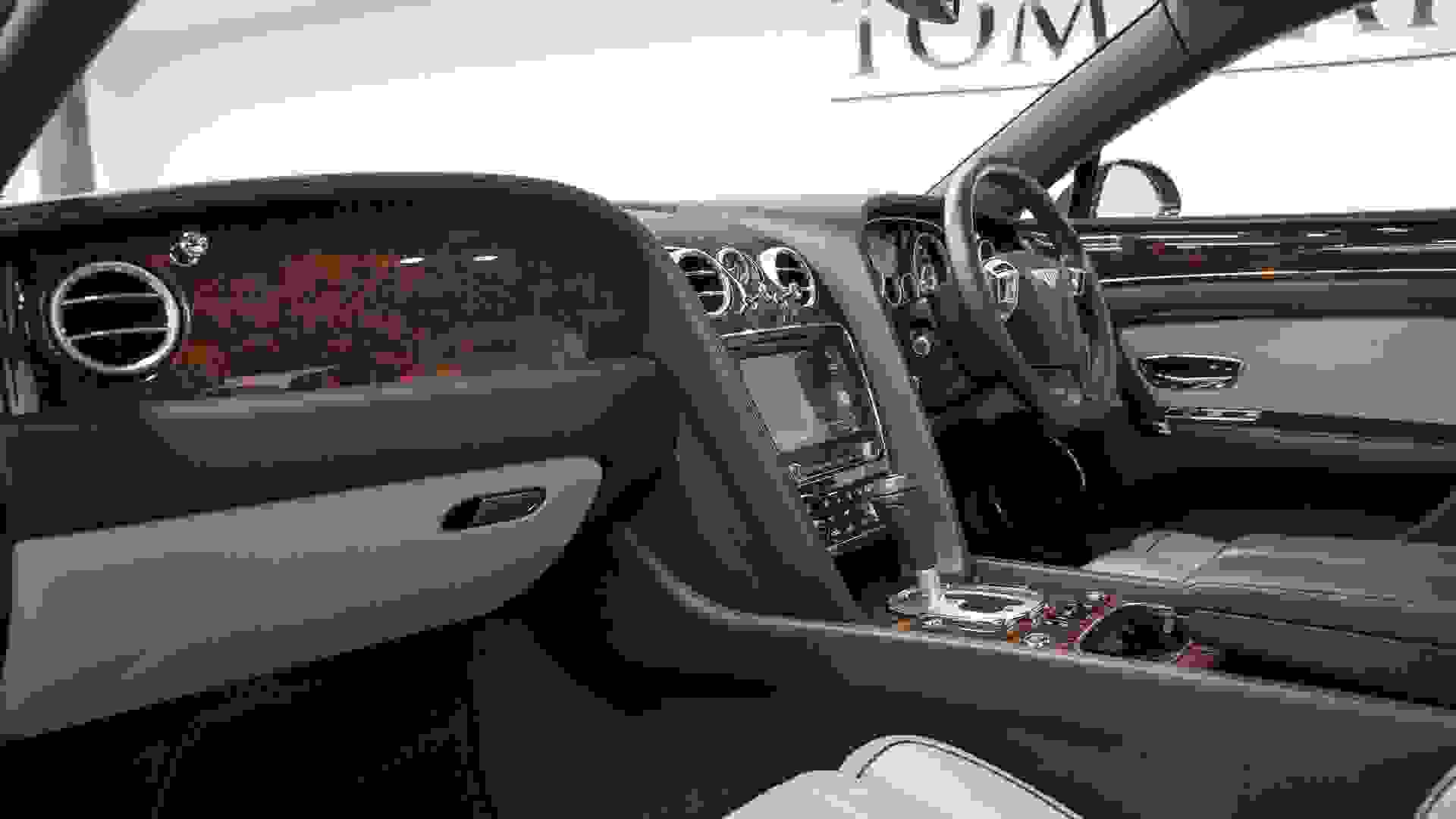 Bentley Flying Spur Photo ed59cadd-b227-454b-8cc3-7bdf99ad6be5.jpg