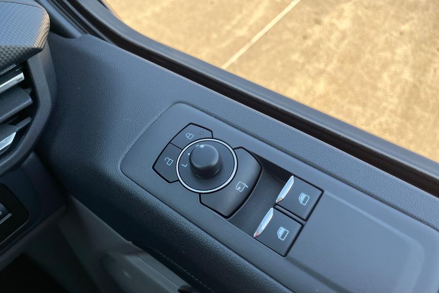 Ford TRANSIT CUSTOM Photo edbb5072-6922-48c3-8fc1-9d540c09171a.jpg
