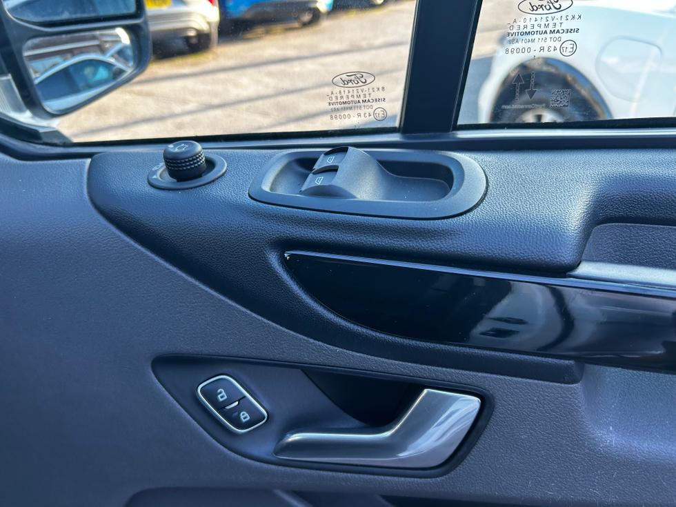 Ford Transit Custom Photo eddbd57b-3b09-4a72-ae08-d24ada1c94c3.jpg