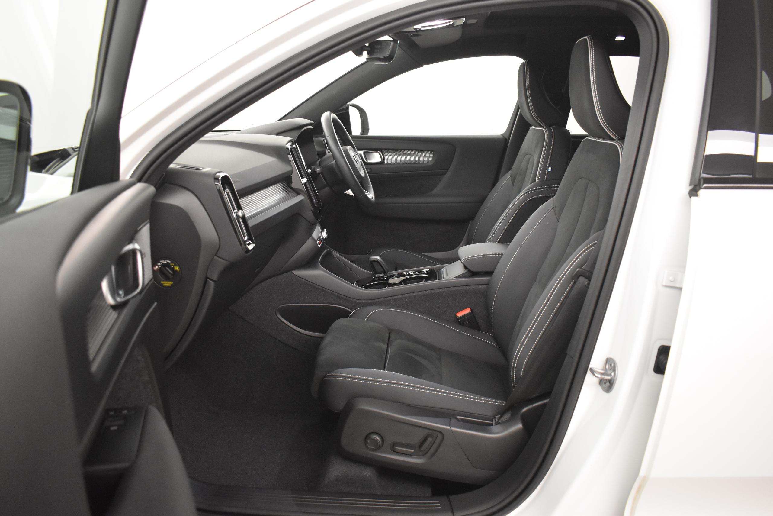 2023 VOLVO XC40 2.0 B4P Ultimate Dark 5dr Auto - vehicle photo 24 for sale on PureCar