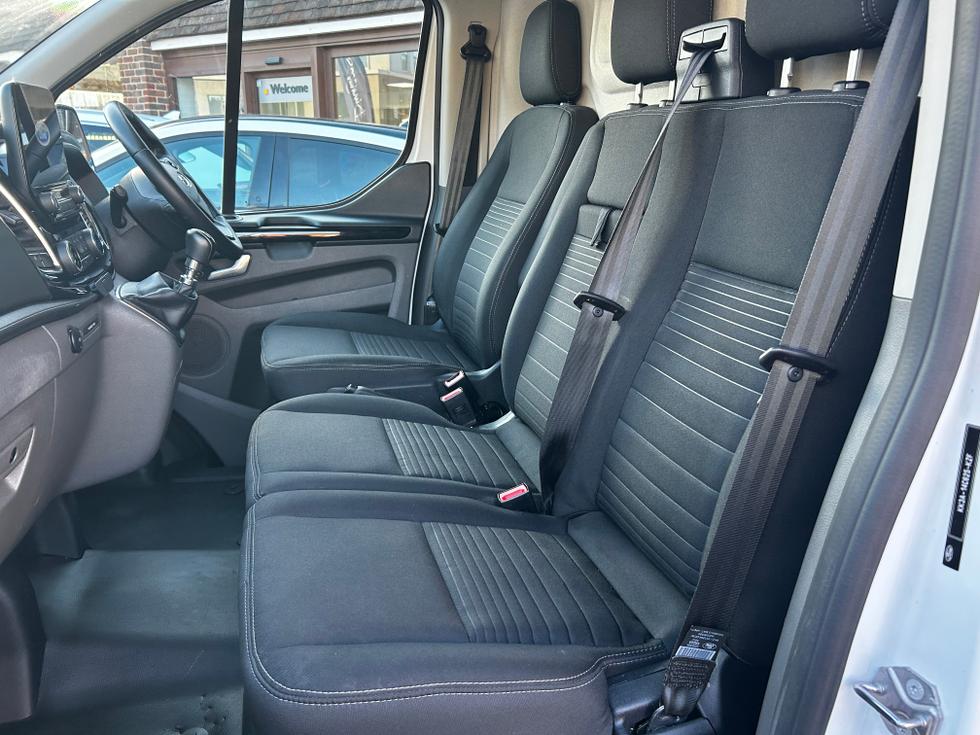 Ford Transit Custom Photo ee575721-2a8a-4212-9c5c-d8f86781176b.jpg