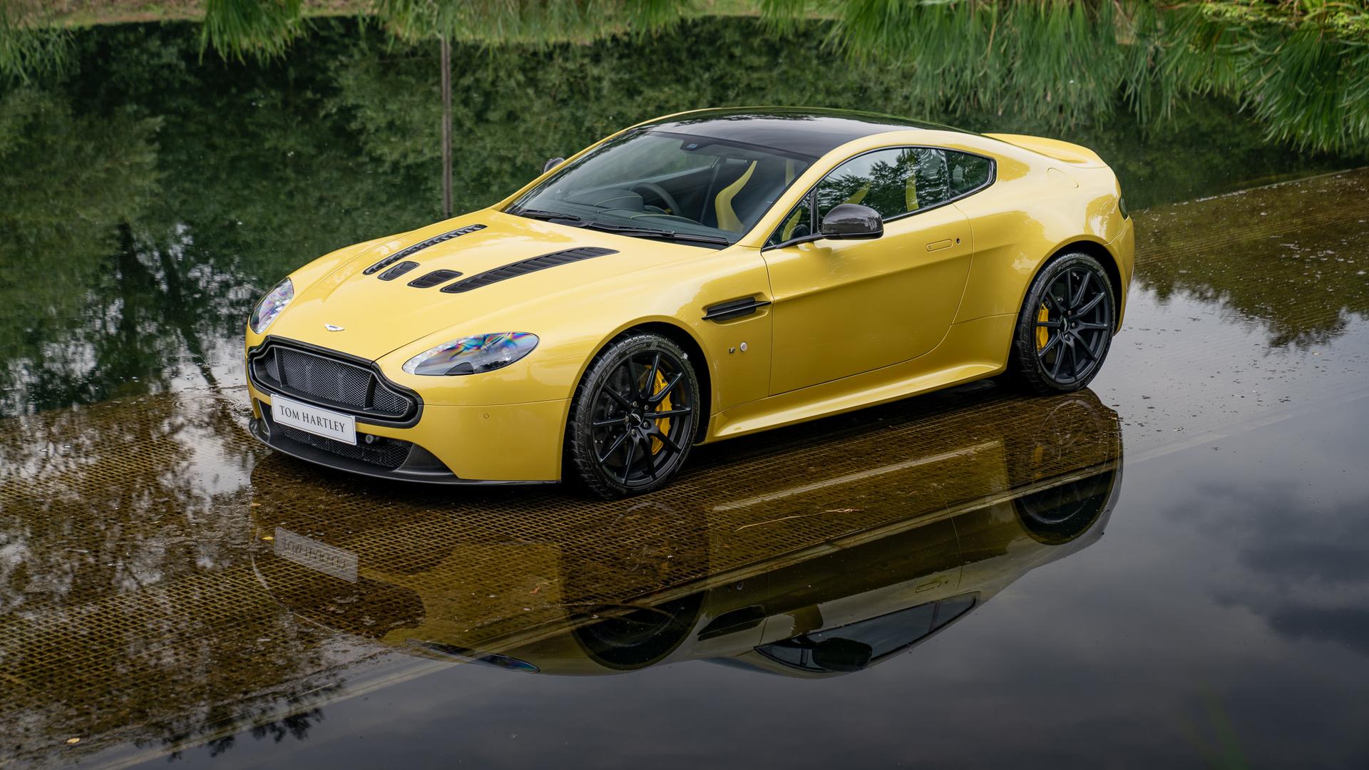Aston Martin Vantage Photo ee8e597b-1c49-4971-afcb-94ae856cc5b3.jpg