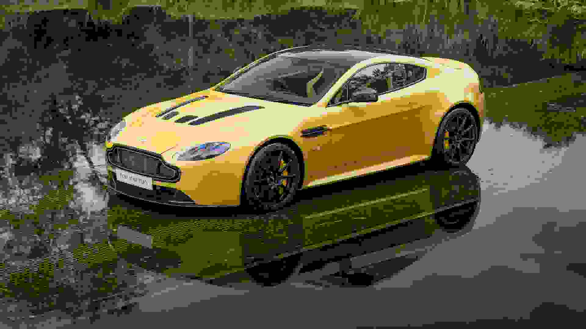 Aston Martin Vantage Photo ee8e597b-1c49-4971-afcb-94ae856cc5b3.jpg
