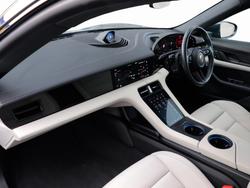 Porsche TAYCAN Photo 3