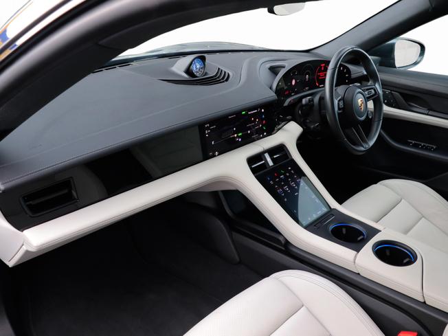 Porsche TAYCAN Photo 3