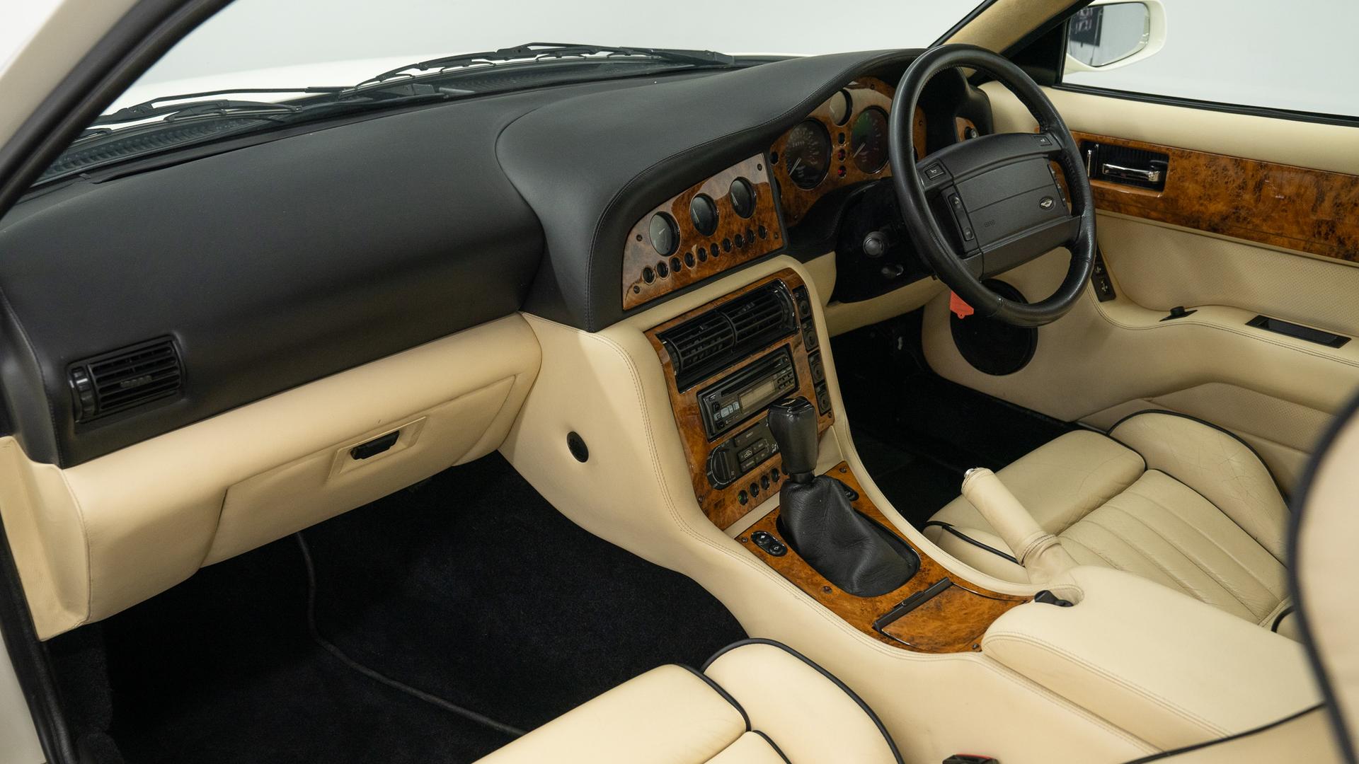 Aston Martin V8 Photo ef808a1d-e836-48d4-83f5-10be7c9adc50.jpg