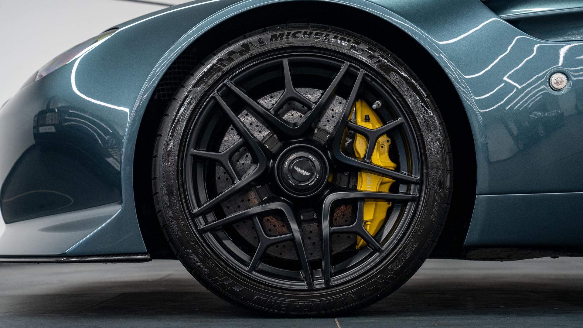 Aston Martin Vantage Photo f0395bc1-1f7f-4be0-a77e-bd13603241fa.jpg