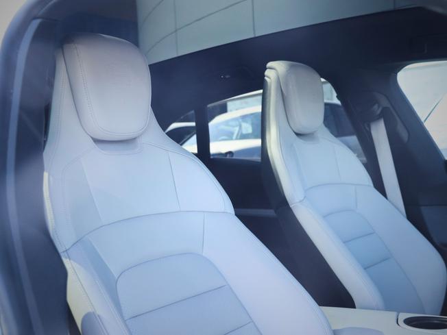 PORSCHE Taycan Photo 24