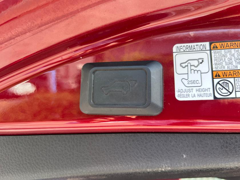 Toyota RAV4 Photo f085d446-591a-48e1-b3be-cab7545dcc52.jpg