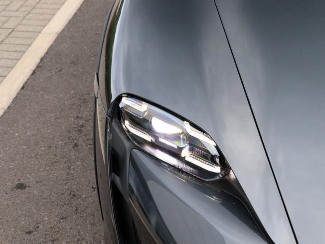 Porsche TAYCAN Photo 9