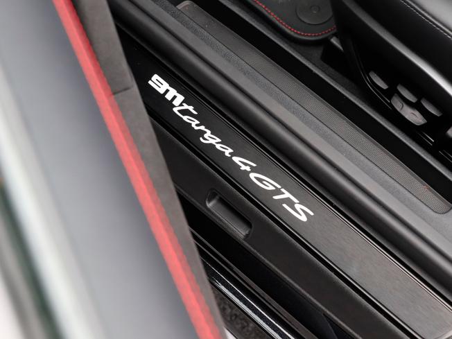 PORSCHE 911 Photo 8
