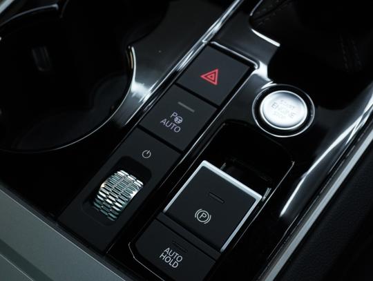 Volkswagen Touareg Photo f0dabb7e-86f7-4b24-bda8-2ce7f34f25aa.jpg