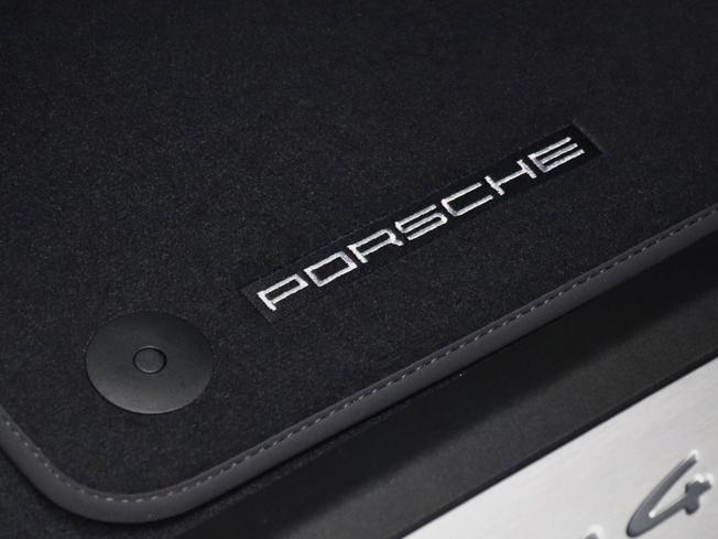 PORSCHE Taycan Photo 19