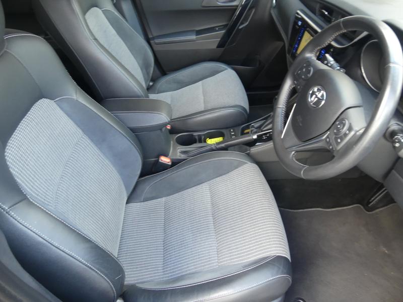 Toyota Auris Photo f12e2f43-855c-41ca-9497-5706c5abfd9a.jpg