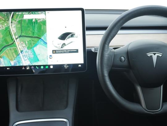 TESLA Model 3 Photo f17cfc86-61bb-4070-8bec-156c68dd5bfa.jpg