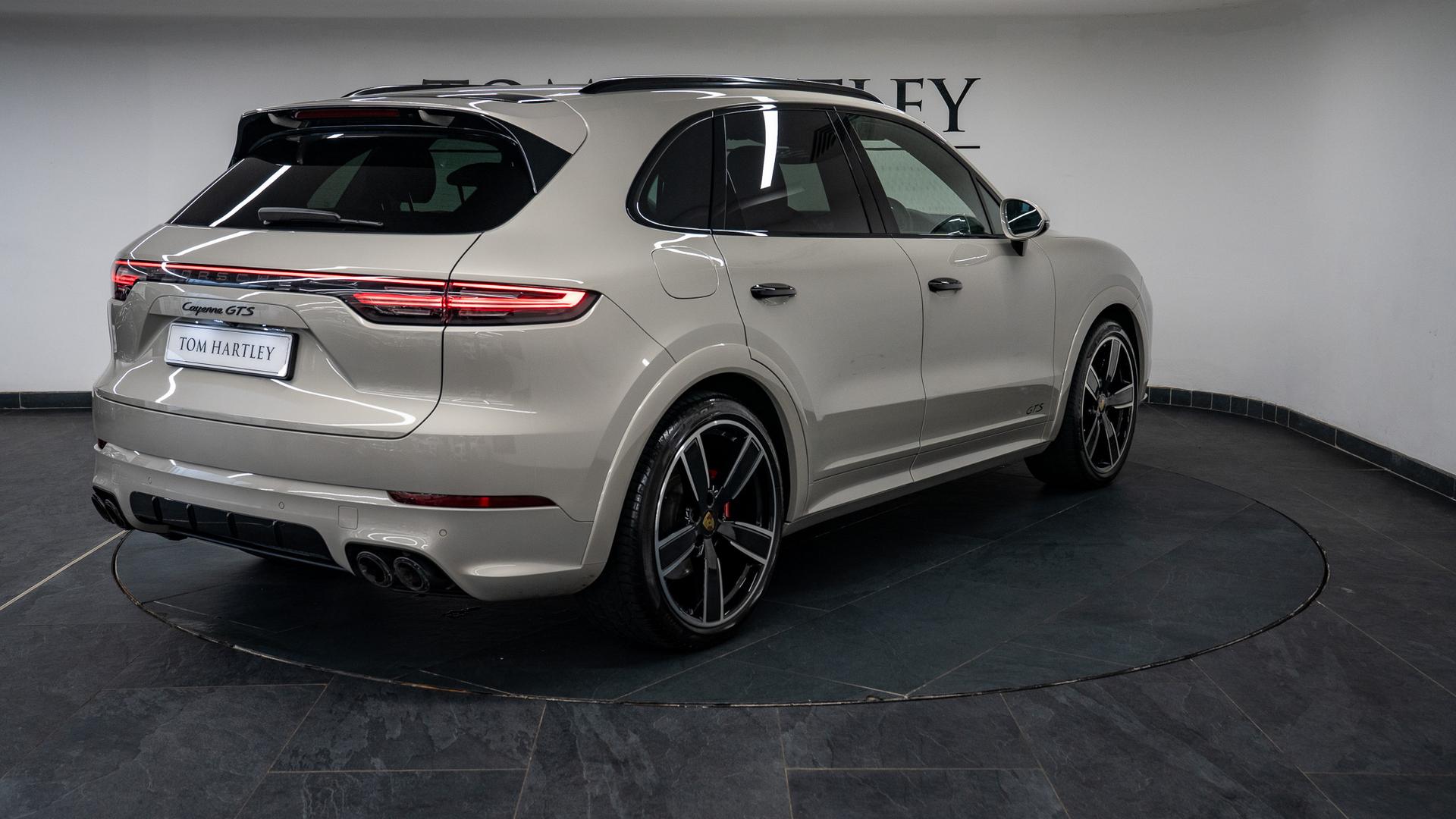 Porsche Cayenne Photo f1aa79aa-02b0-477f-88cc-fcc6fbaee69a.jpg