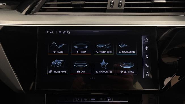 Audi Q8 e-tron Photo 8