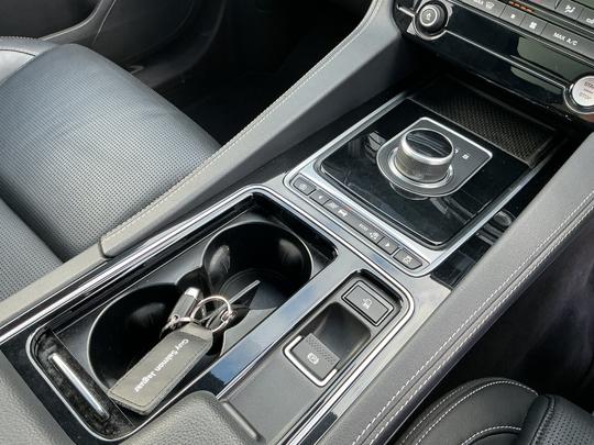 Jaguar F-PACE Photo 46