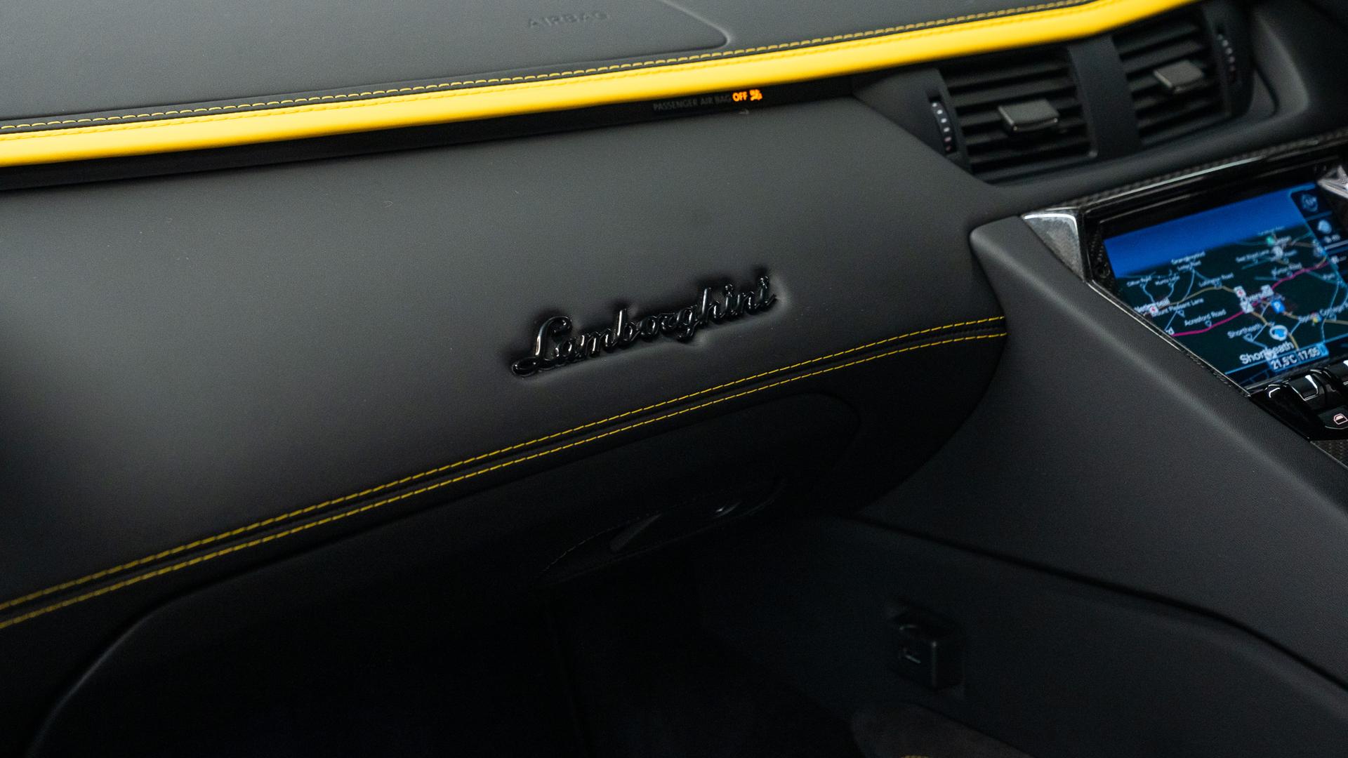 LAMBORGHINI Aventador Photo f2799bf9-52a2-49e0-9611-a28d99f5bc9b.jpg