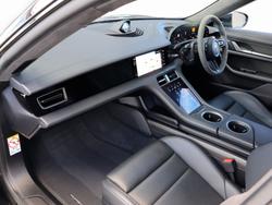 PORSCHE Taycan Photo 3