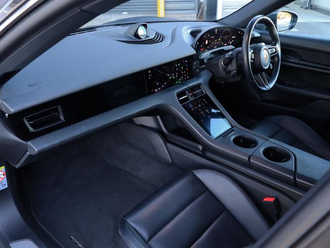 PORSCHE Taycan Photo 3