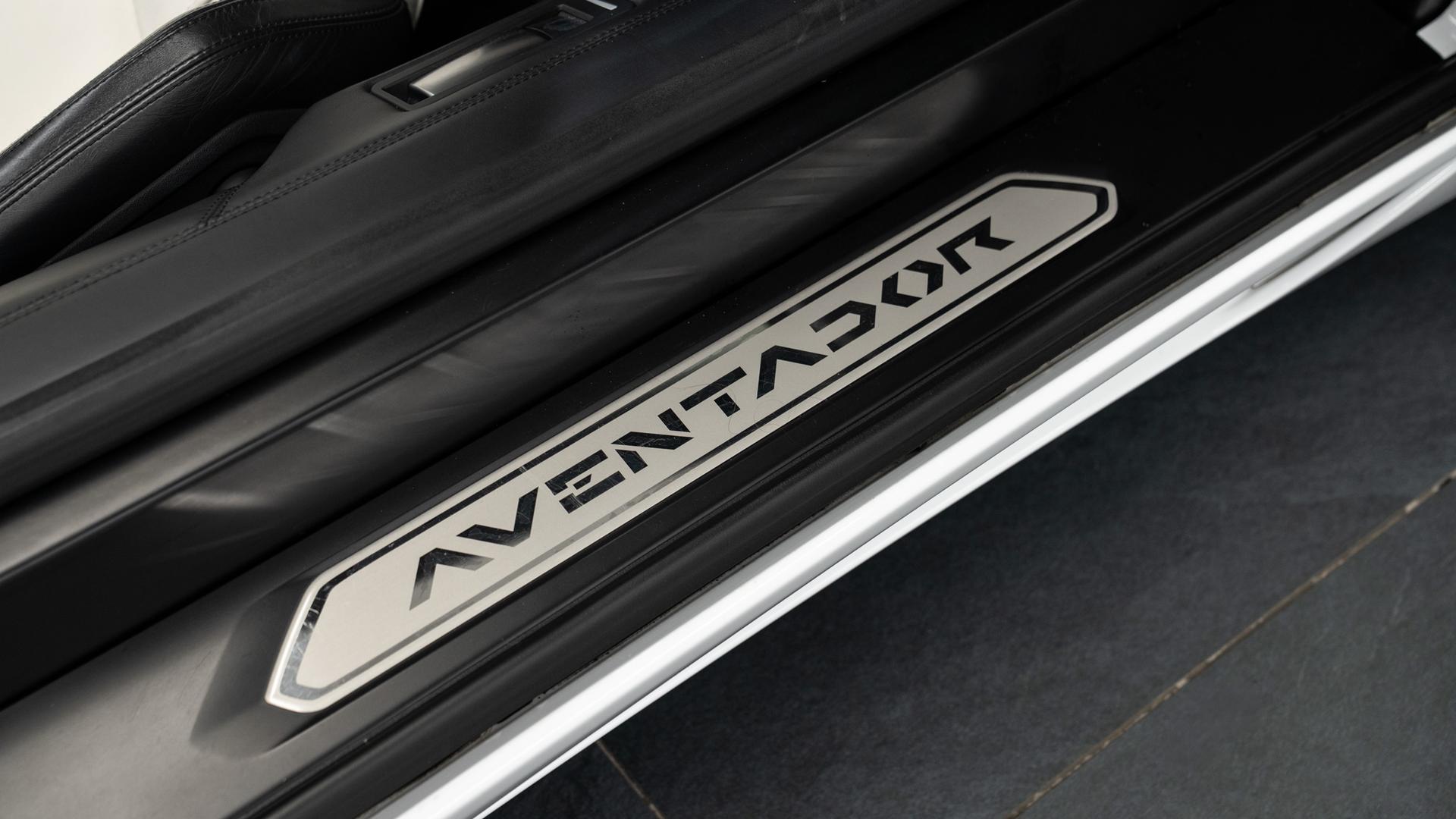 LAMBORGHINI Aventador Photo f2d6e77d-ff52-499e-ab26-4c07463491b2.jpg