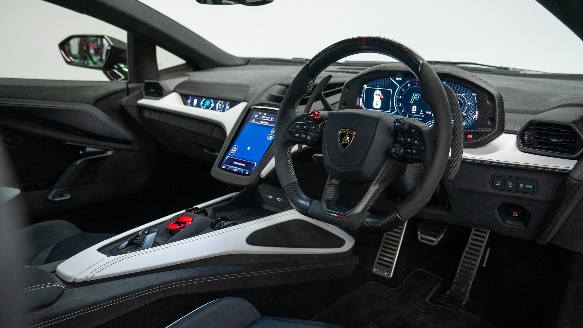 LAMBORGHINI Revuelto Photo f337bf1a-092d-4547-90c7-0553bd2e50e1.jpg