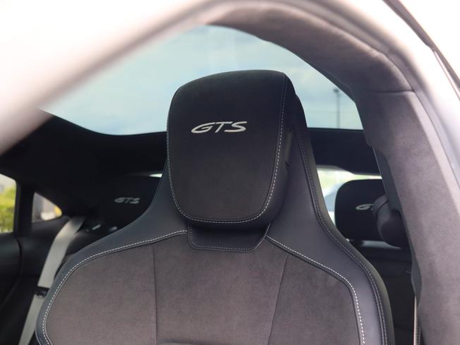 PORSCHE TAYCAN Photo 10