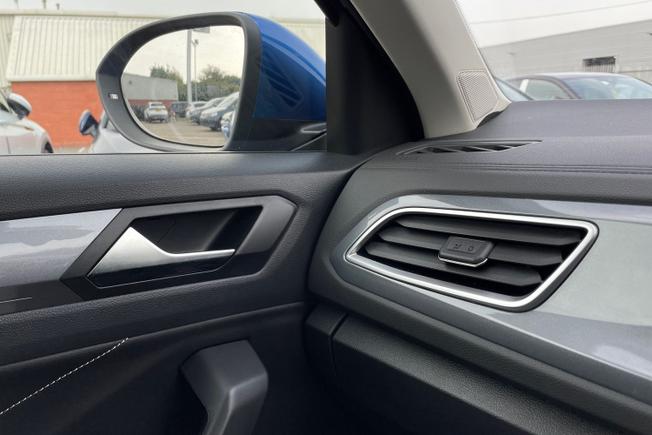 VOLKSWAGEN T-Roc Photo 28