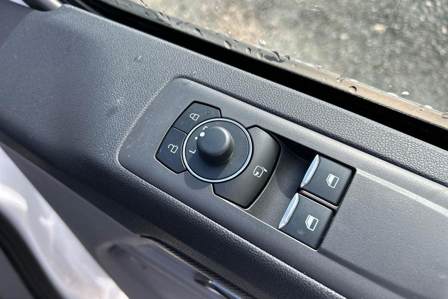 Ford TRANSIT CUSTOM Photo f3bc14c5-4860-454b-87c6-ef5c09455f1d.jpg