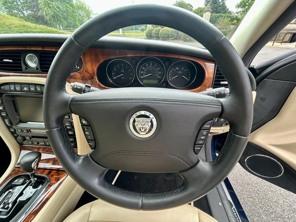 Used Jaguar XJ MM08KKG 32