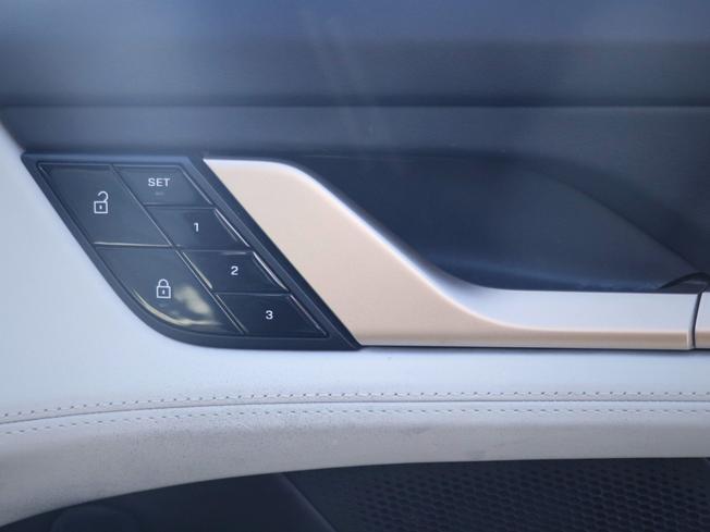 PORSCHE Taycan Photo 8