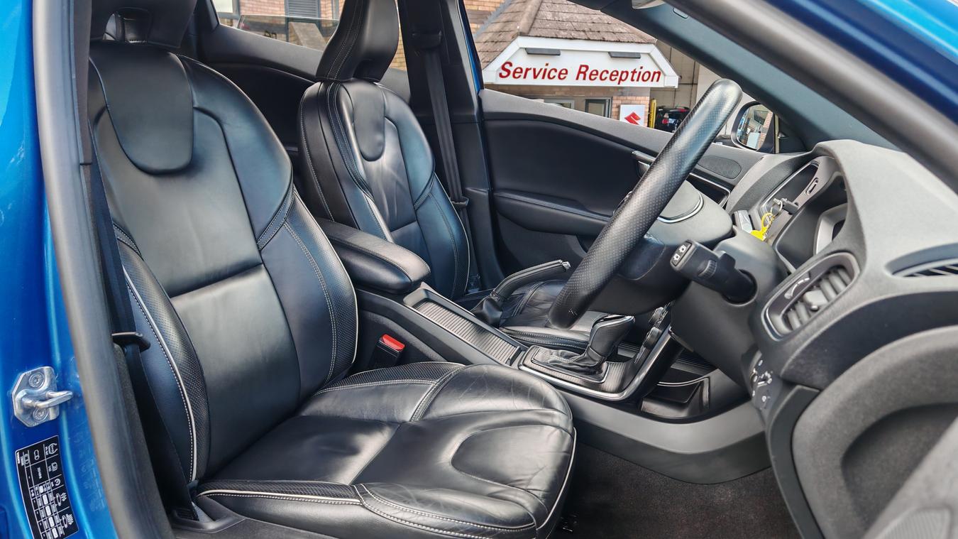 Used Volvo V40 RX66YXR 9
