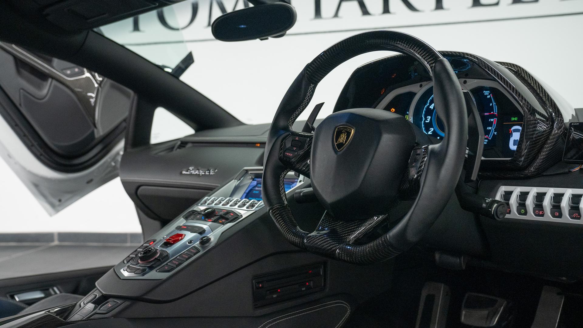 LAMBORGHINI Aventador Photo f427f72f-b8e7-4a3d-a206-11da21e20e9f.jpg