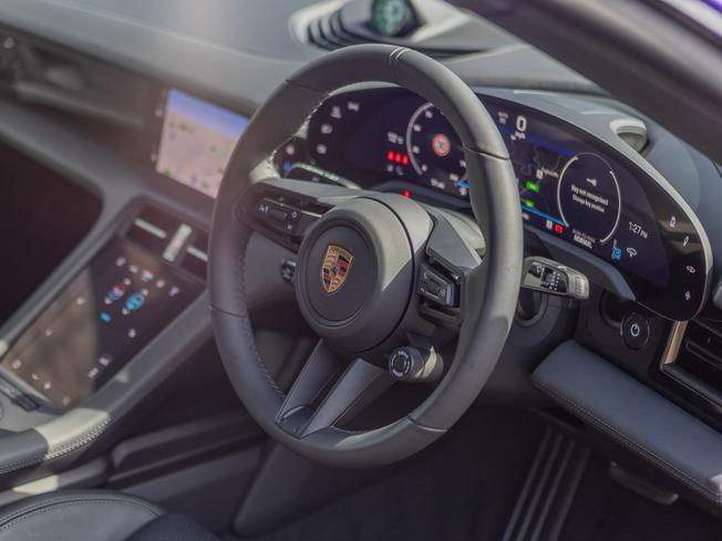 PORSCHE Taycan Photo 8
