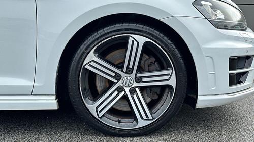 Volkswagen Golf Photo f56250a2-b2a9-4f0d-bc36-ff3e69dde5ce.jpg
