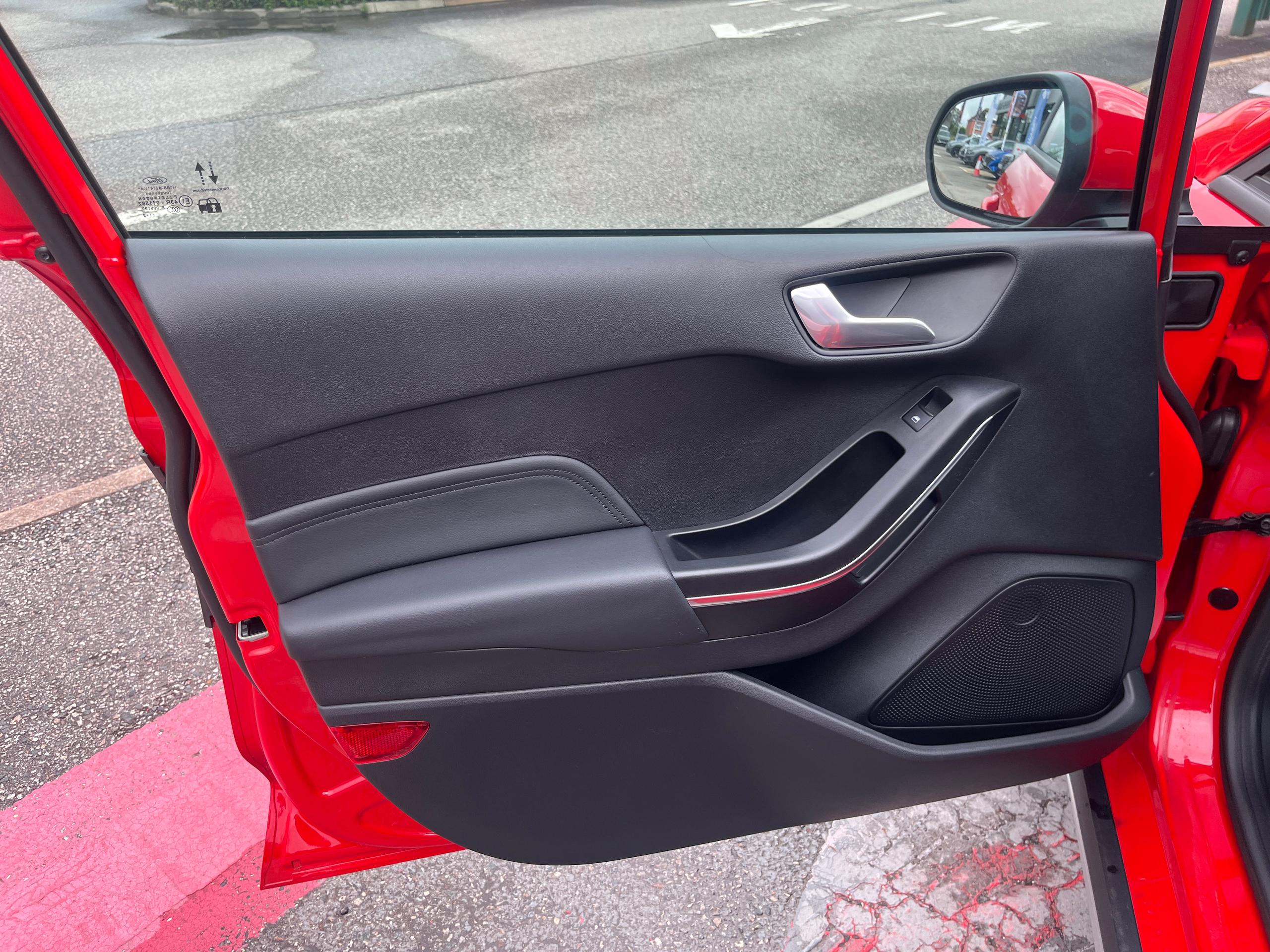 Ford Fiesta Photo 11