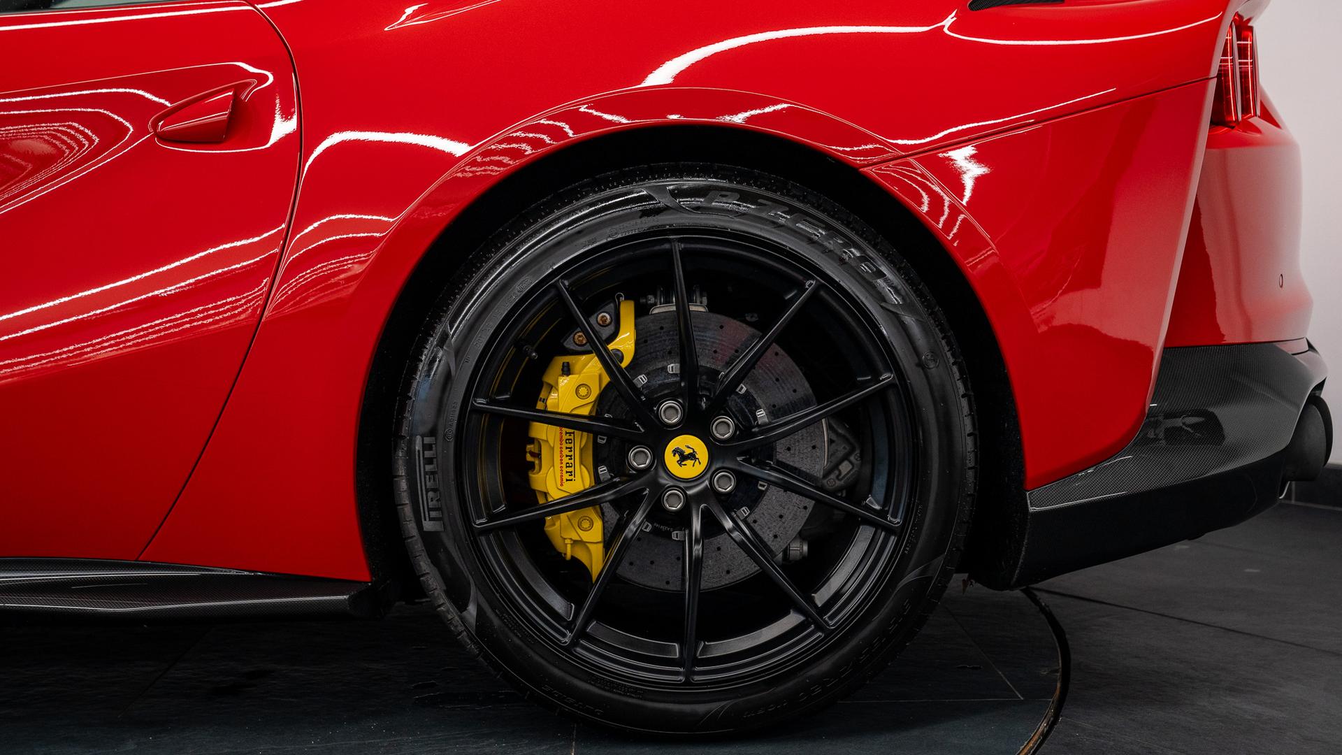 Ferrari 812 Superfast Photo f5940cc7-bcae-42cd-aa33-1fb6435bd966.jpg