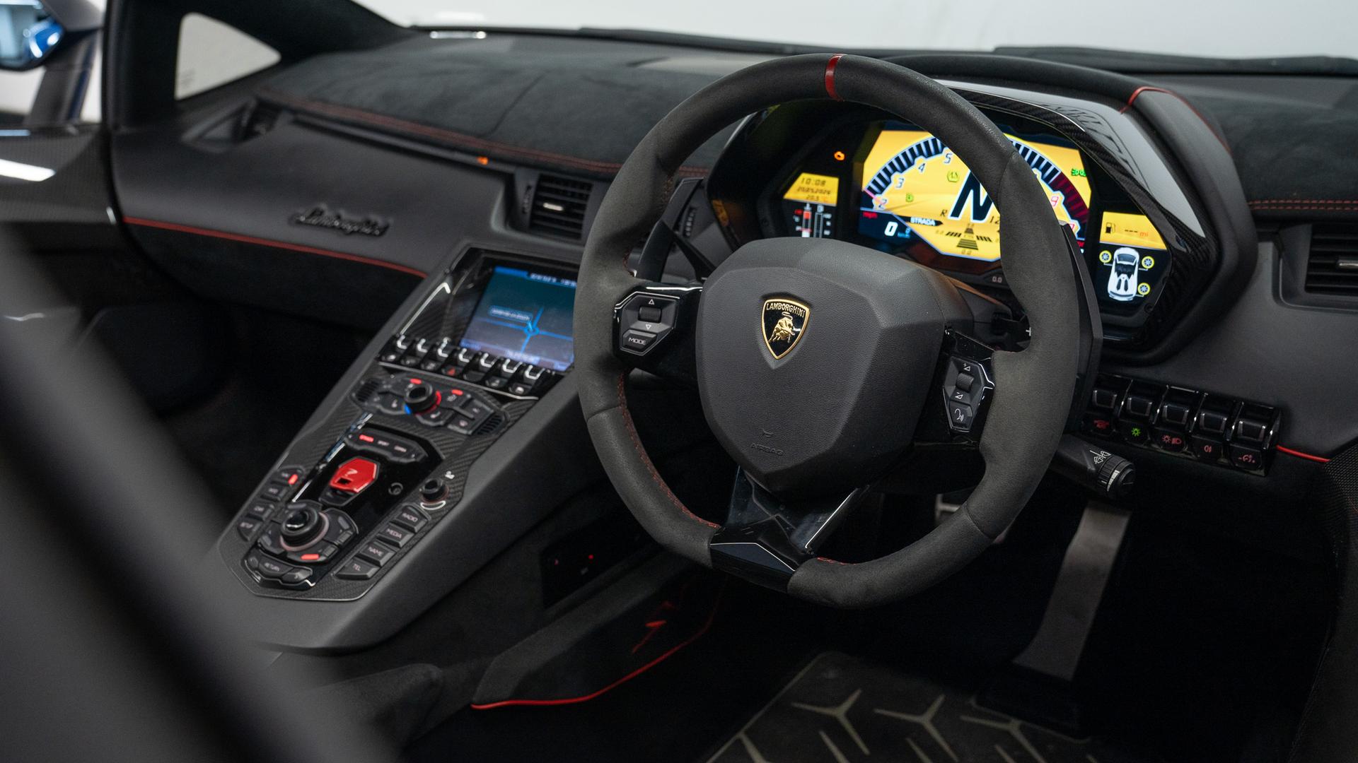 LAMBORGHINI Aventador Photo f5a9b72d-7c5c-42f7-a6b4-27b94ba4e4f7.jpg