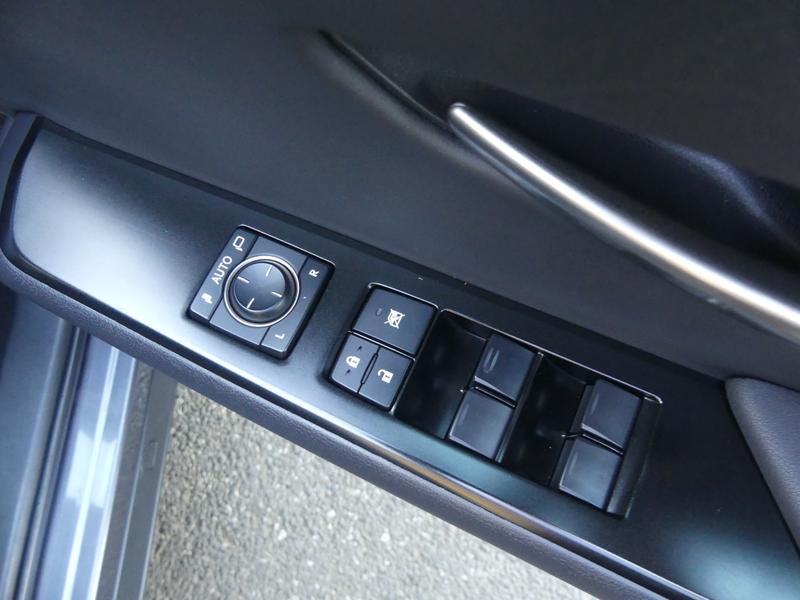 Lexus UX Photo f64a6abf-31c9-4e27-b260-616d2367da25.jpg