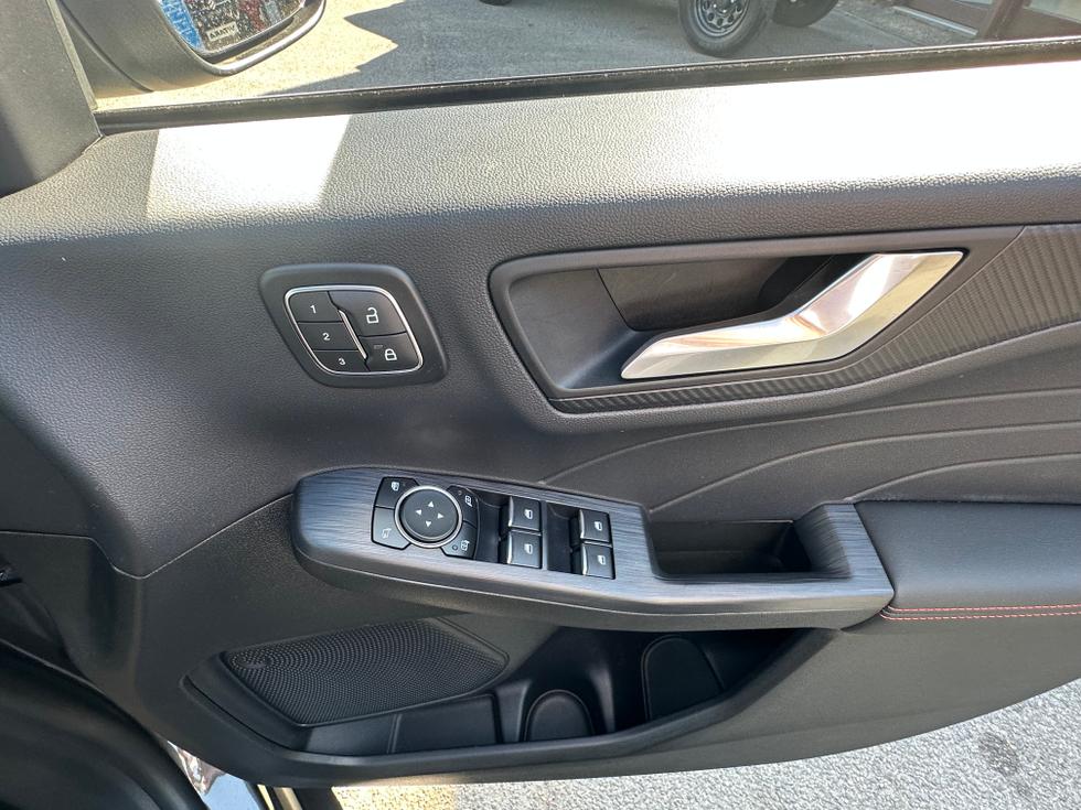 Ford Kuga Photo f6a1cc1c-ac4d-4523-b1ee-2616ed317c18.jpeg