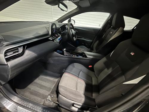 Toyota C-HR Photo f6bf6f19-c4ef-4c10-844b-e75098f70ffa.jpeg