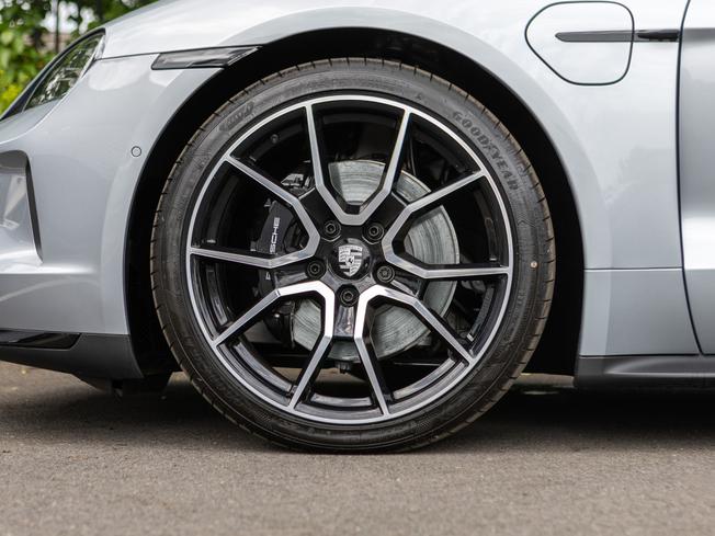 PORSCHE Taycan Photo 4