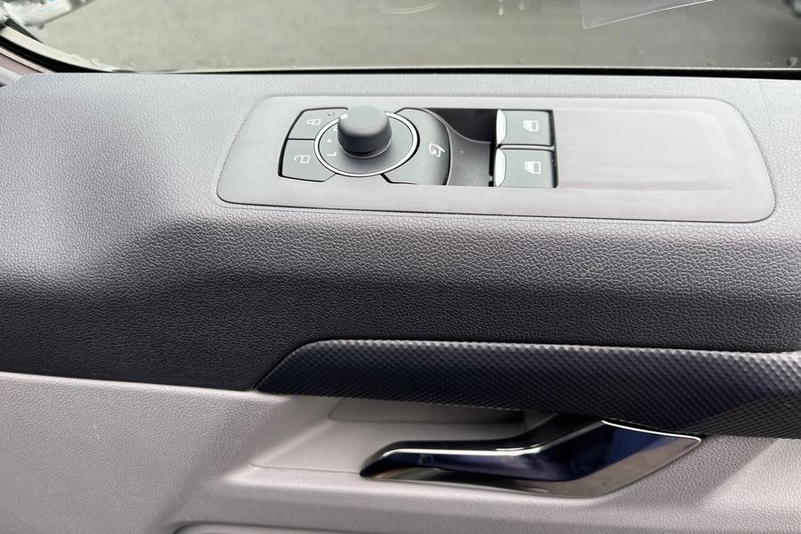 Ford TRANSIT CUSTOM Photo f70262d2-ae18-4a2f-8f3f-3c082ad0435c.jpg