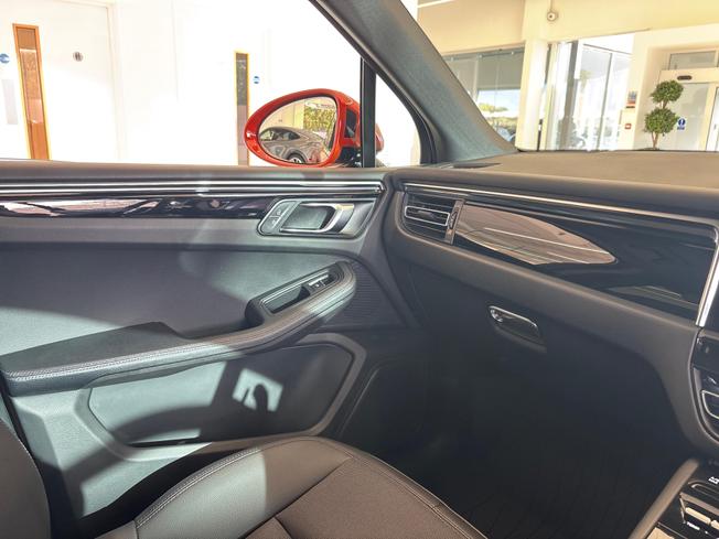 PORSCHE Macan Photo 43