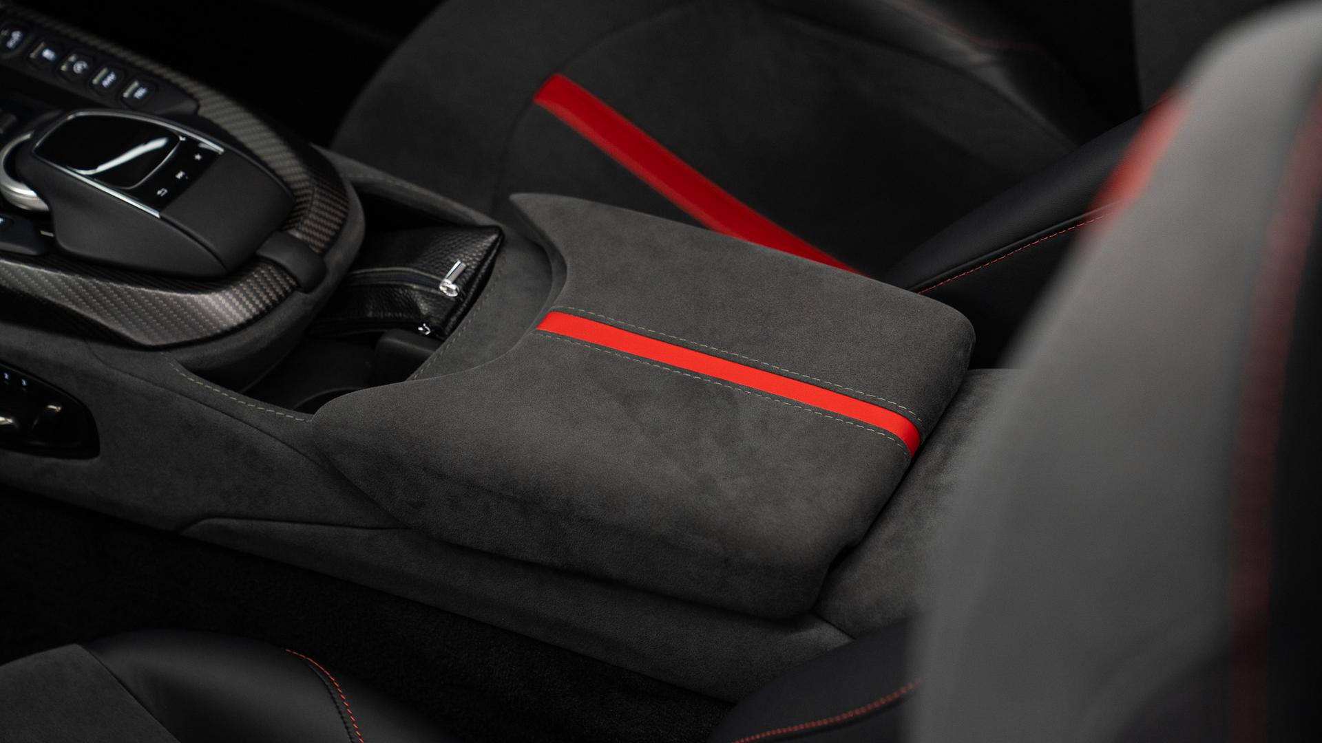 Aston Martin Vantage Photo f72176f3-8b40-41ae-9a60-1291b5ed3675.jpg